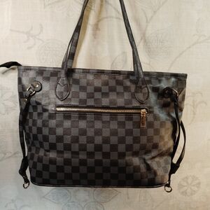 Elegant Checkered Shoulder Bag - Black and Gray